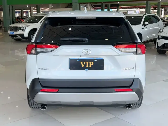 Toyota RAV4 — Фото автомобиля 5