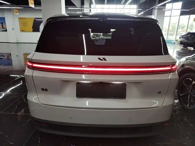 Li Auto i8 — Фото автомобиля 5