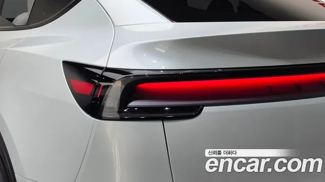 Tesla Model Y — Фото автомобиля 8