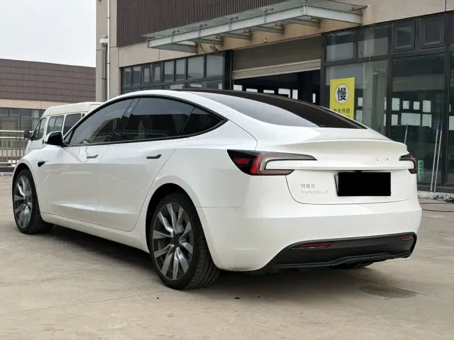 Tesla Model 3 — Фото автомобиля 9