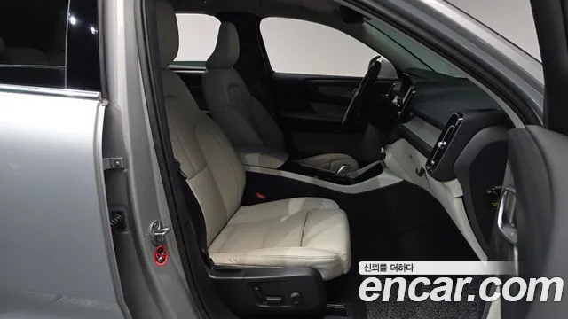 Volvo XC40 — Фото автомобиля 16