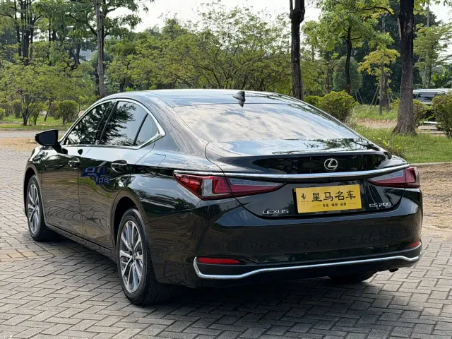 Lexus ES — Фото автомобиля 18