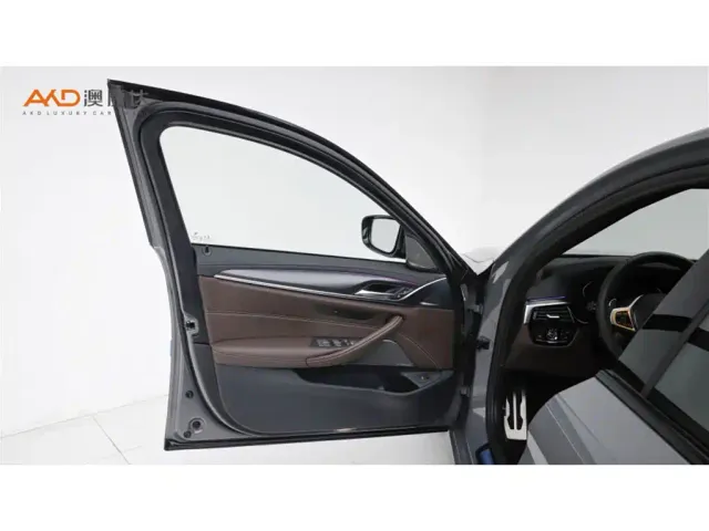 BMW 5 Series — Фото автомобиля 10