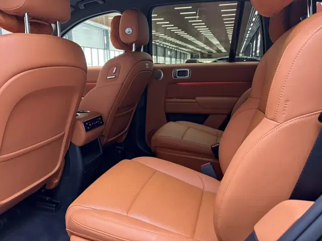 Li Auto L8 — Фото автомобиля 11