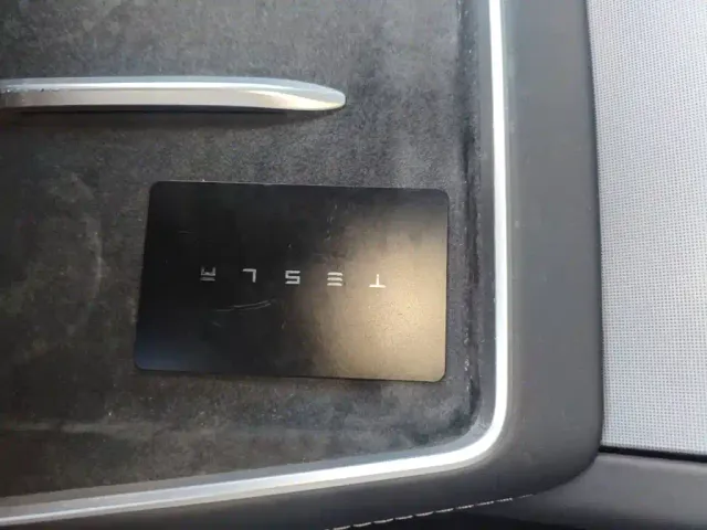 Tesla Model Y L — Фото автомобиля 8