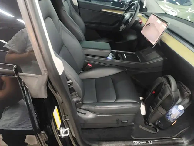 Tesla Model Y — Фото автомобиля 24