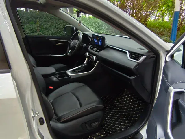 Toyota RAV4 — Фото автомобиля 16