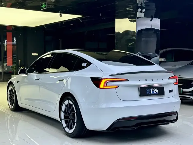Tesla Model 3 — Фото автомобиля 6