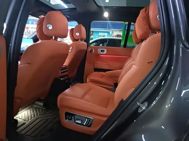 Li Auto L8 — Фото автомобиля 16