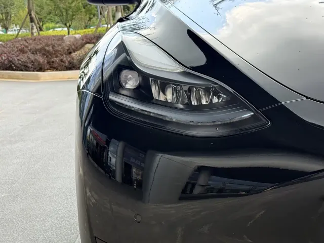 Tesla Model Y — Фото автомобиля 8