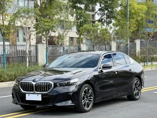 Фотография автомобиля — BMW 5 Series