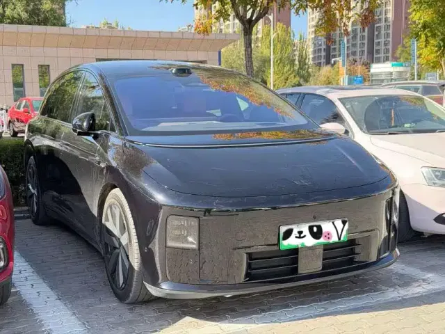 Li Auto i8 — Фото автомобиля 2