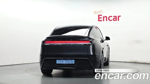Tesla Model Y — Фото автомобиля 4
