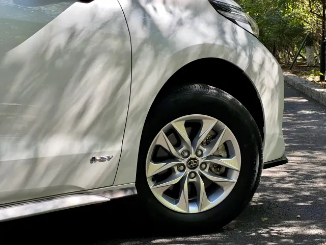 Toyota Granvia 2024 2.5L Hybrid Comfort — Фото автомобиля 6