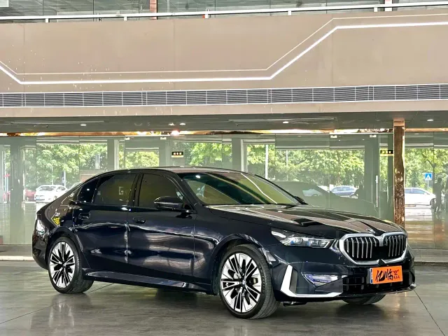 BMW 5 Series — Фото автомобиля 3