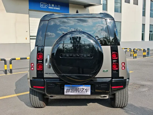 Land Rover Defender — Фото автомобиля 8