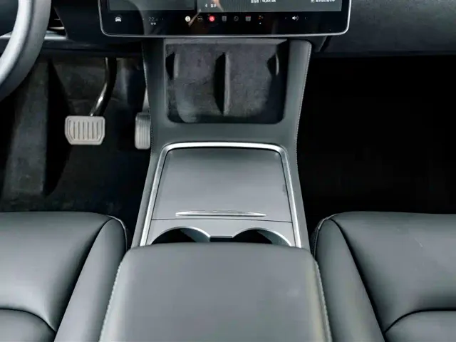 Tesla Model Y — Фото автомобиля 13