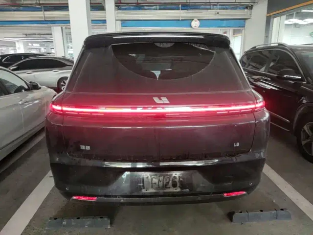 Li Auto L8 — Фото автомобиля 5