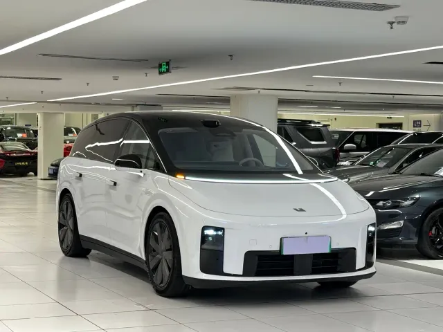 Li Auto i8 — Фото автомобиля 3