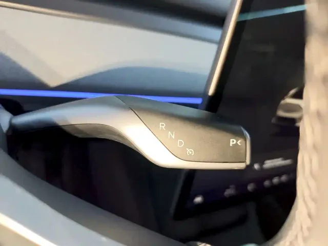 Tesla Model Y — Фото автомобиля 13