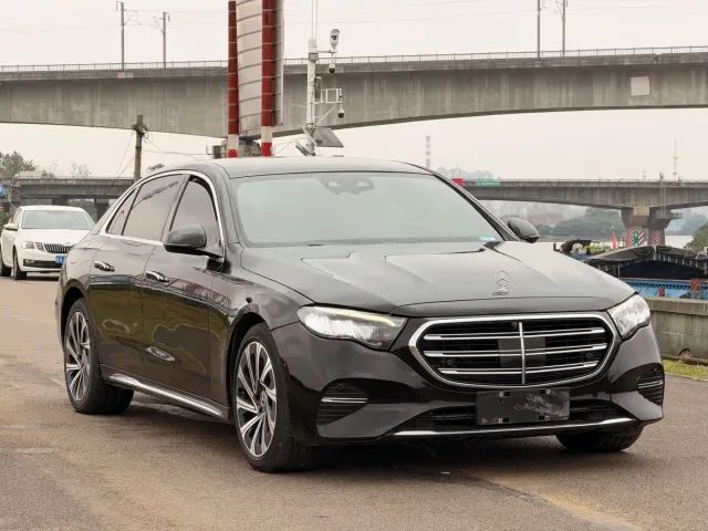 Mercedes-Benz E-Class — Фото автомобиля 3