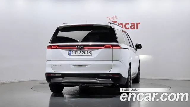 Kia Carnival Generation 4 — Фото автомобиля 4