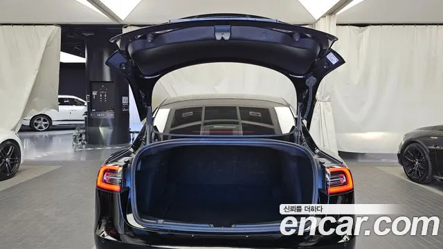 Tesla Model 3 — Фото автомобиля 20