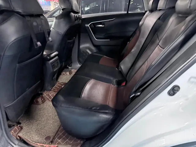 Toyota RAV4 — Фото автомобиля 13