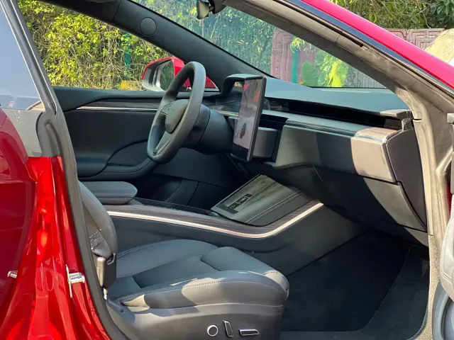 Tesla Model S — Фото автомобиля 17