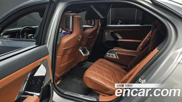 BMW 7-Series 7 серия (G70) 740i xDrive M Sport — Фото автомобиля 10
