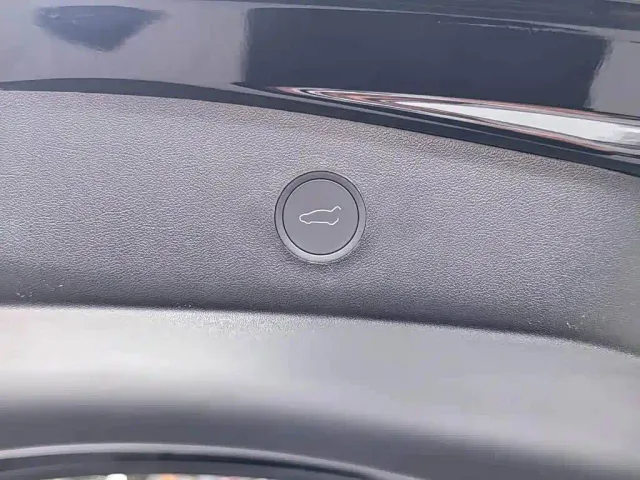 Tesla Model 3 — Фото автомобиля 11