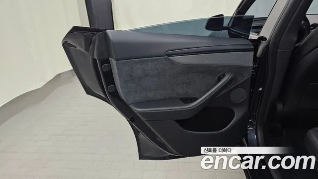 Tesla Model Y — Фото автомобиля 14