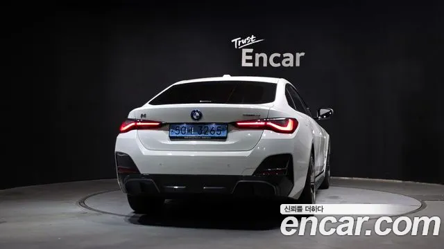 BMW i4 — Фото автомобиля 4