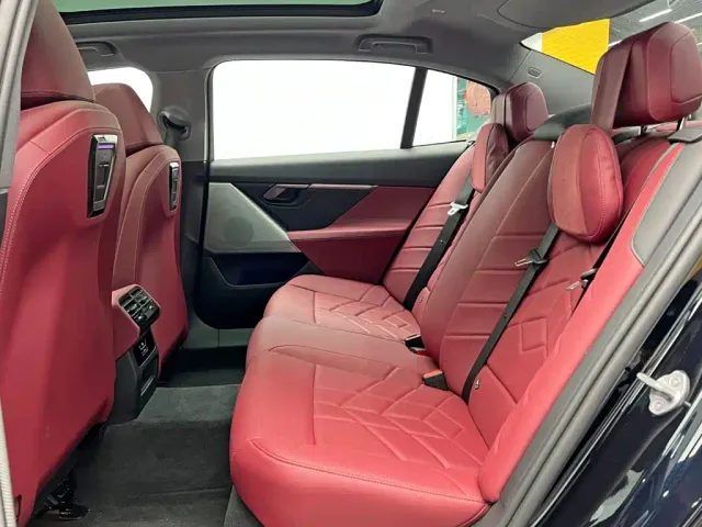 BMW i5 — Фото автомобиля 14