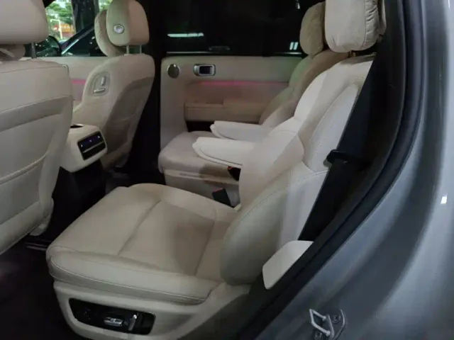 Li Auto L8 — Фото автомобиля 16