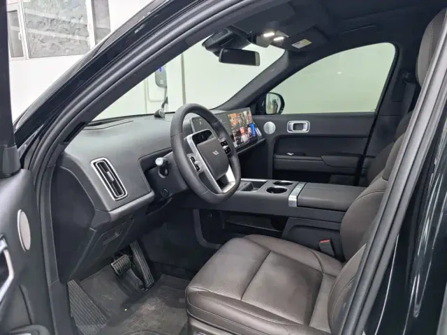 Li Auto L8 — Фото автомобиля 15