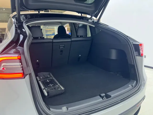 Tesla Model Y — Фото автомобиля 18