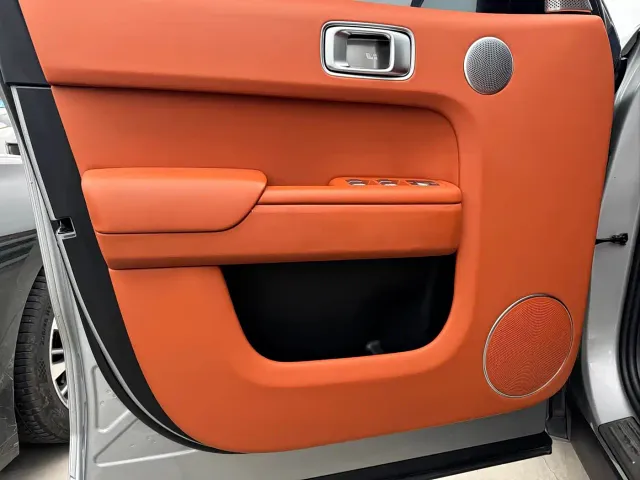 Li Auto L8 — Фото автомобиля 8