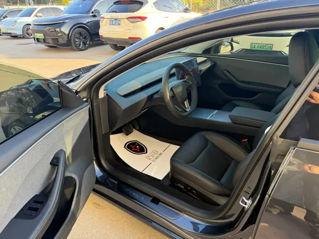 Tesla Model 3 — Фото автомобиля 9