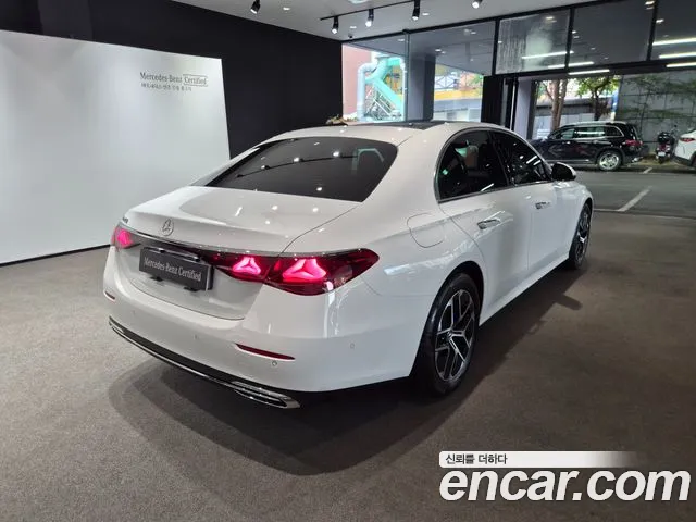 Mercedes-Benz E-Class — Фото автомобиля 2