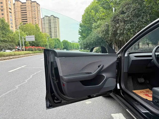 Tesla Model 3 — Фото автомобиля 6