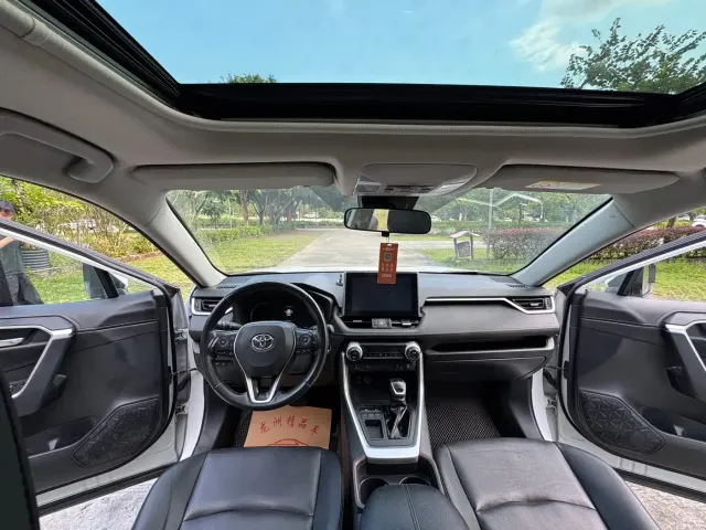 Toyota RAV4 — Фото автомобиля 14