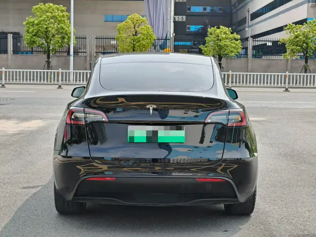 Tesla Model Y — Фото автомобиля 5