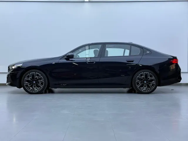 BMW i5 — Фото автомобиля 3