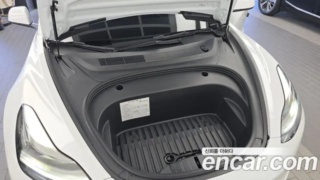 Tesla Model 3 — Фото автомобиля 9