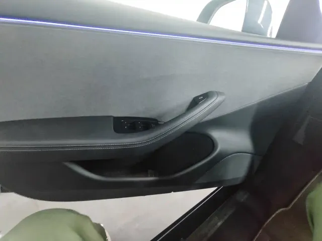 Tesla Model 3 — Фото автомобиля 10