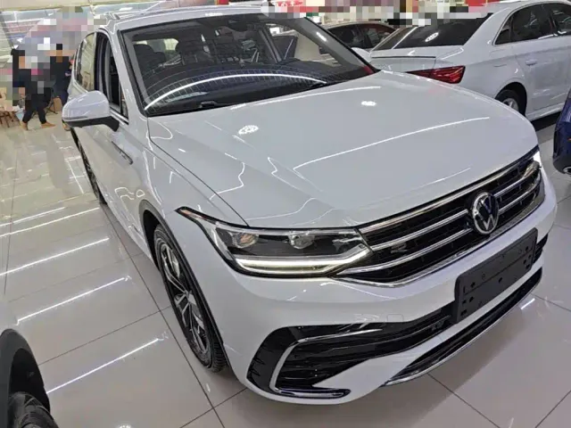 Volkswagen Tiguan L — Фото автомобиля 3