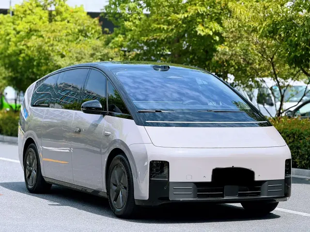 Li Auto MEGA — Фото автомобиля 3
