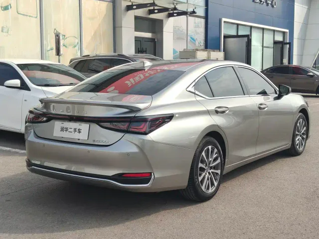 Lexus ES — Фото автомобиля 5