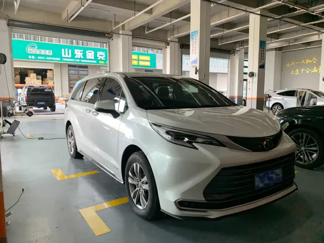 Toyota Sienna — Фото автомобиля 4